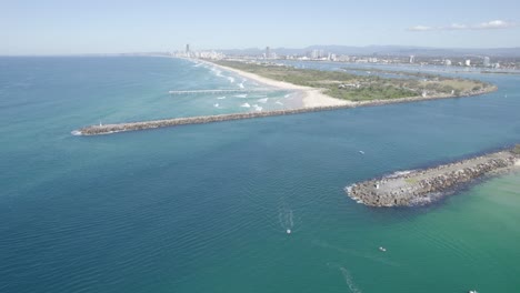panorama del sur de la isla de stradbroke, el desagüe con el vecindario de southport spit en la distancia