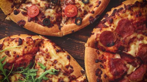 varios tipos de pizzas colocadas sobre una mesa de madera
