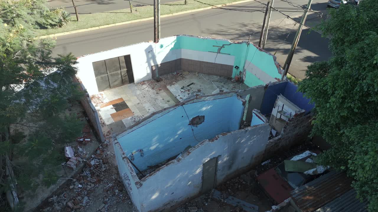 아르헨티나에서 버려진 건물을 촬영한 항공 영상으로 나무와 인근 도로로 둘러싸인 폐허가 된 구조물을 보여줍니다.