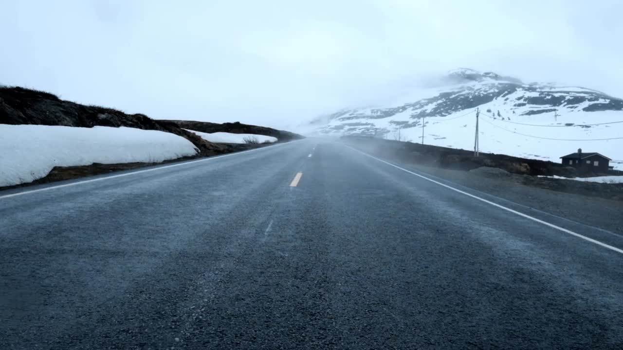 노르웨이 도로 위의 안개.