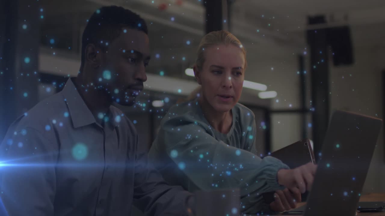 animación de una red de datos brillante sobre dos colegas de negocios diversos que trabajan juntos en la oficina