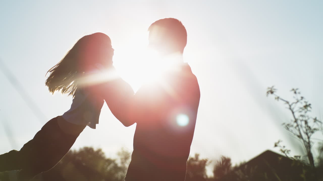 아버지 와 딸 이 일몰 때 야외 에서 놀고 있다