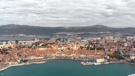 Hermosa-Ciudad-Costera-Turística-De-Split,-Croacia---Vista-Aérea-De-Drones