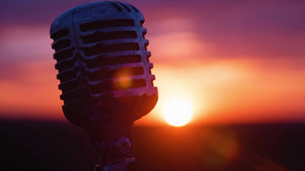 Un microfono vintage sagomato contro un tramonto mozzafiato, che cattura l'essenza della musica e della natura in una scena crepuscolare splendidamente colorata.