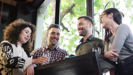 jóvenes adultos discutiendo ideas en un café