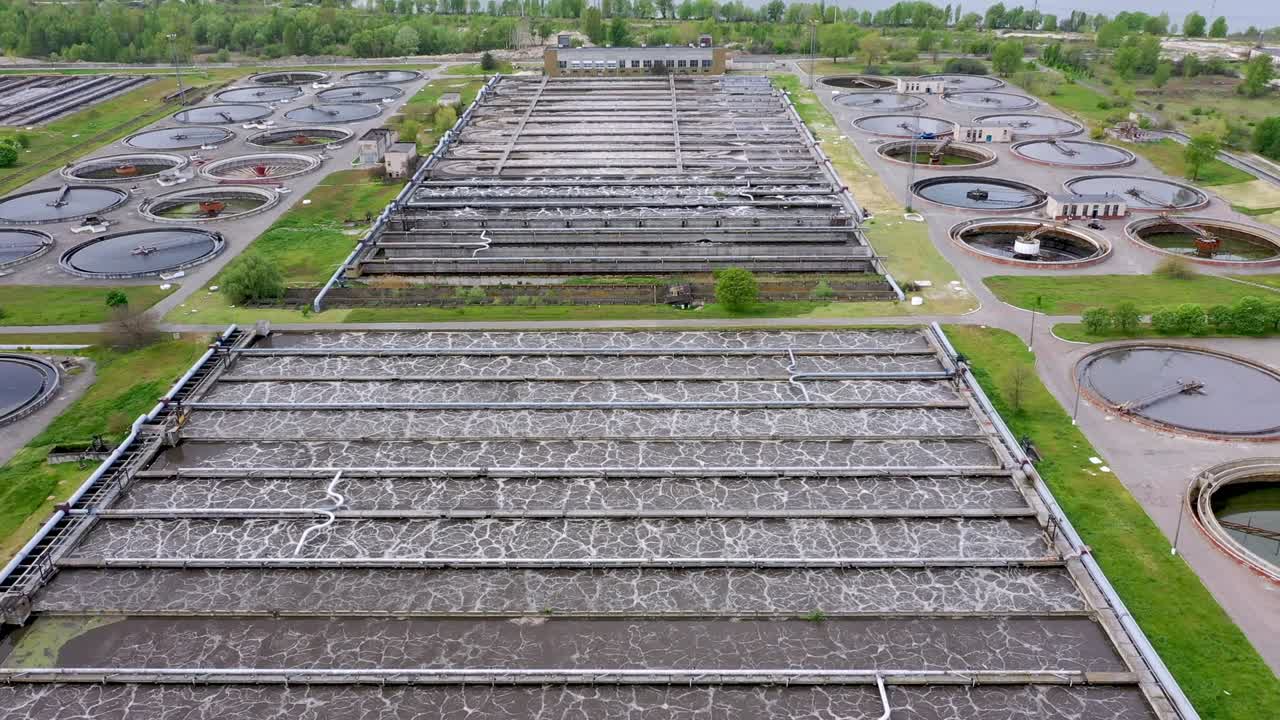 폐수 처리 공장과 멀리 있는 스카이 라인의 공중 촬영 - 대도시 폐기물 처리 개념