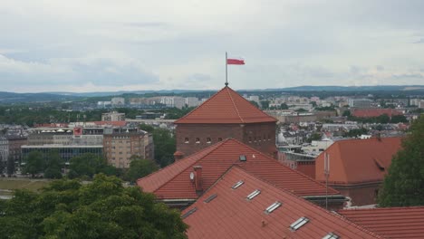 Königliches-Schloss-Wawel-Und-Gotische-Kathedrale-In-Krakau,-Polen,-Mit-Sandomierska--Und-Senatorska-Türmen,-Polnische-Flagge-Auf-Dem-Turm