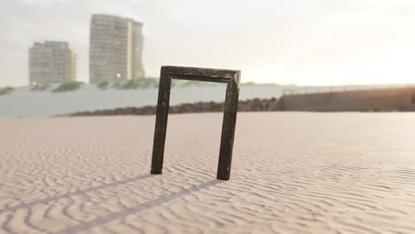 quadro de imagem de madeira vazia na areia da praia