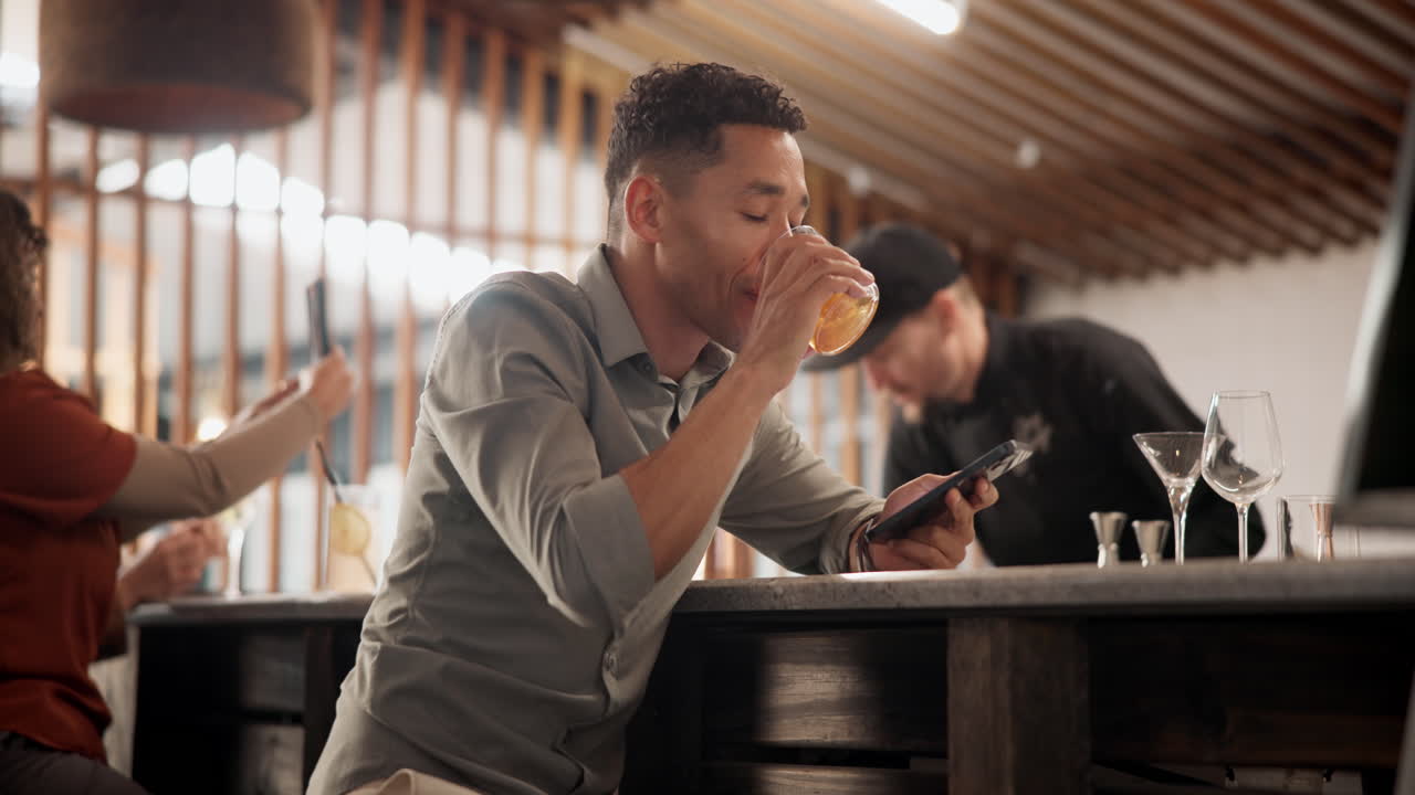 행복한 고객들이 술집에서 테일을 즐기고 있습니다.