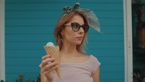 mujer disfrutando de helado al aire libre