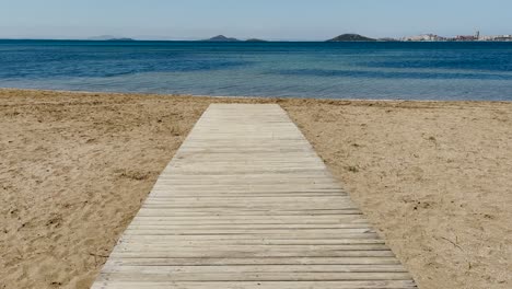 la manga del mar menor en murcia españa playa del mar mediterráneo aguas tranquilas sin gente pasando aguas transparentes día soleado