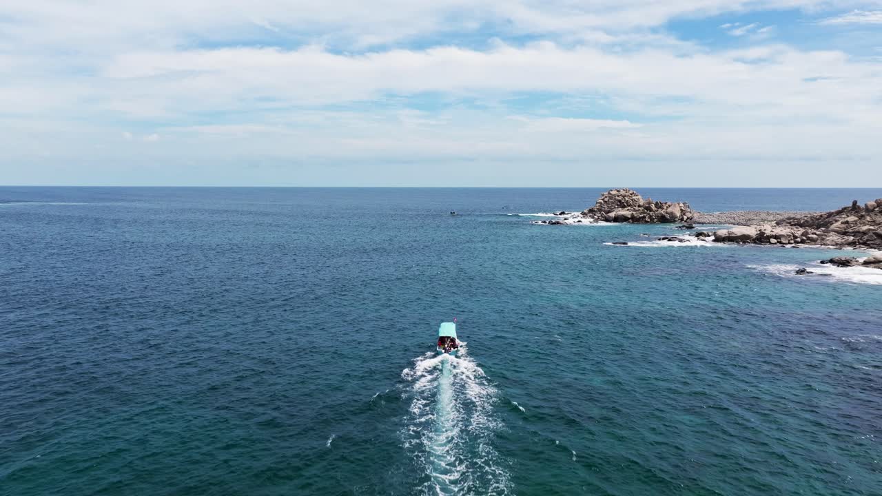 트래킹은 카보  ⁇ 모에서 다이빙 보트를 따라 바다로 나갑니다.