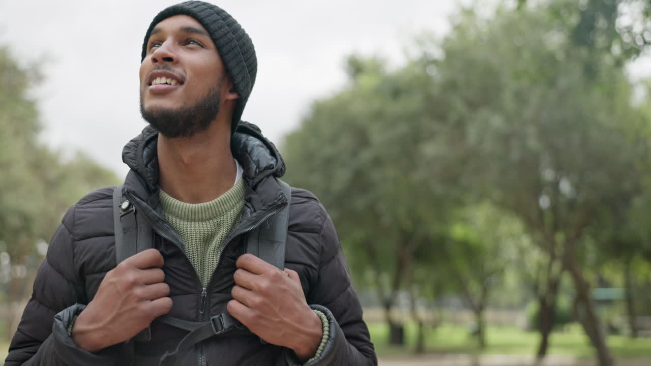 Zaino, viaggio e uomo che cammina in un parco