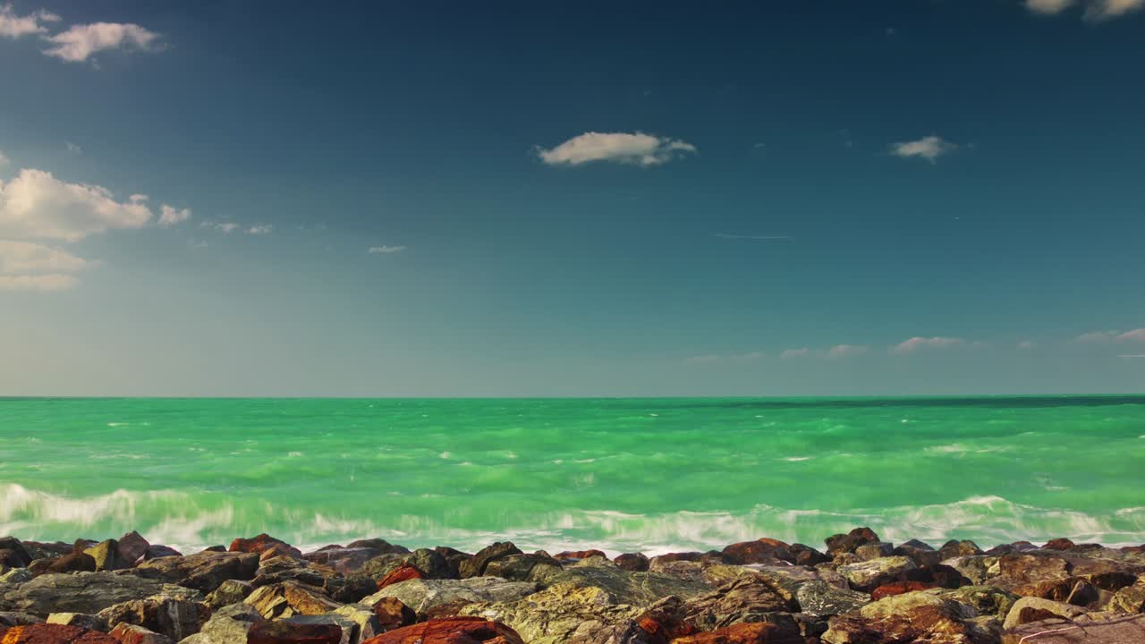 día soleado dubai rock beach cielo azul panorama 4k lapso de tiempo emiratos árabes unidos