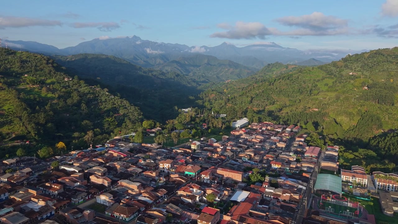Cảnh quay từ trên cao của Jardin, Colombia với những tòa nhà thị trấn đầy màu sắc và những ngọn núi xanh tươi.