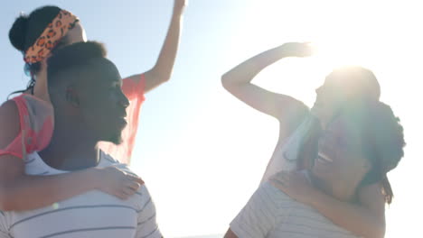 Diversos-Amigos-Disfrutan-De-Un-Día-Soleado-En-La-Playa