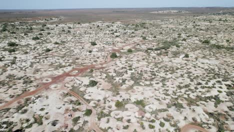 visión aérea del primer campo de ópalo comercial de australia, en white cliffs, nsw, australia