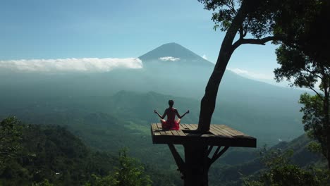 Imágenes-Aéreas-De-Drones-De-4k:-Yoga-Sereno-Y-Dulce-Lahangan,-Este-De-Bali