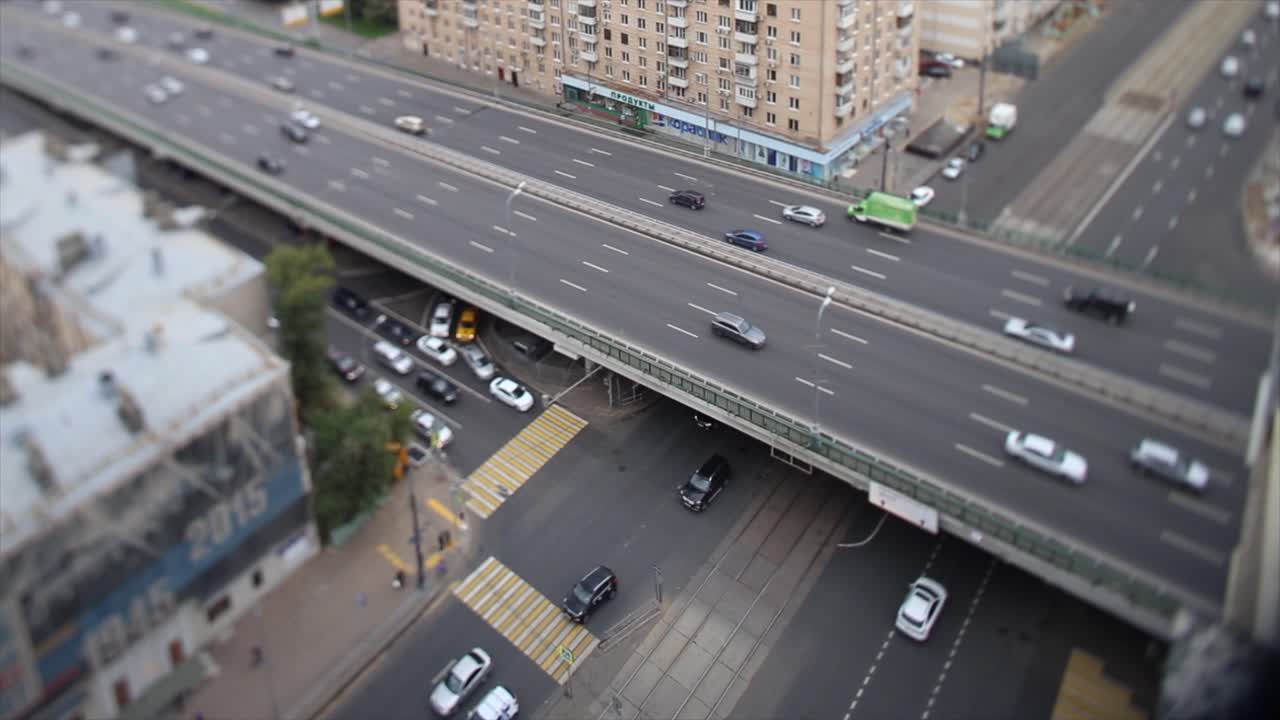 자동차 와 건물 들 이 있는 도시 고속도로 교차로 의 고각 시각