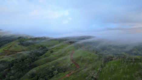 Flug-über-Den-Nebel-Der-Tropischen-Wälder-Costa-Ricas