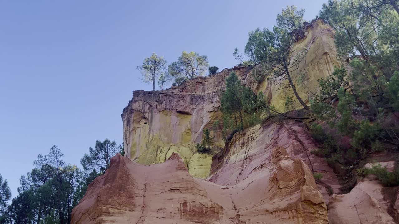 panorámica a través de rocas ocre en una reserva natural en francia, rocas emocionantes