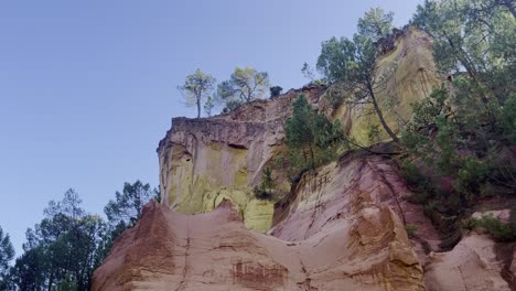 Panorámica-A-Través-De-Rocas-Ocres-En-Una-Reserva-Natural-En-Francia,-Rocas-Emocionantes