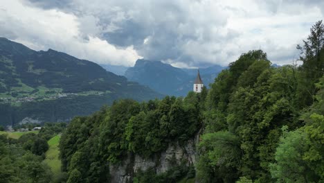 escena de cuento de hadas de la torre de la iglesia enclavada en un hermoso paisaje alpino