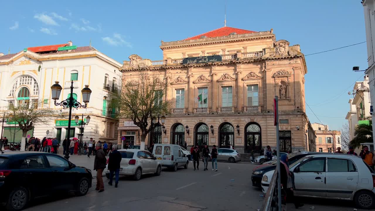 매혹적인 비디오를 통해 알제리에서 콘스탄틴의 마법을 경험하십시오