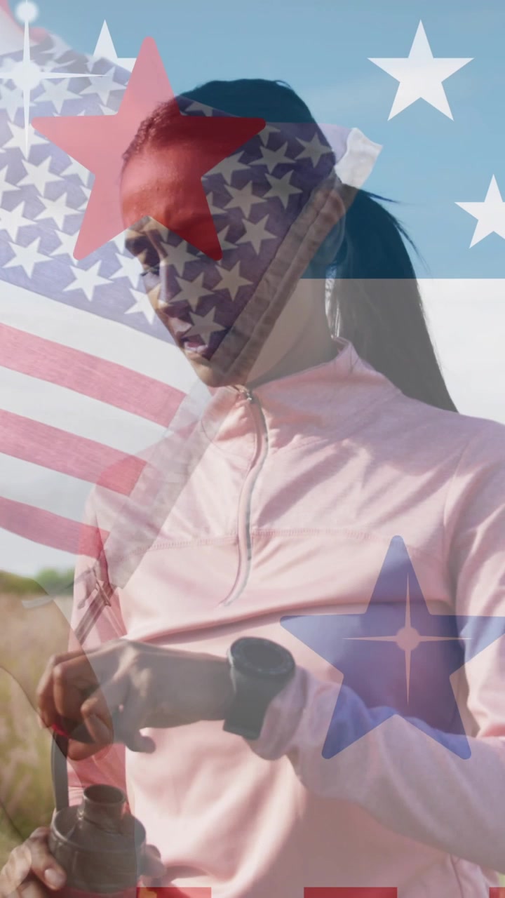 Animazione della bandiera americana su una donna che beve acqua in montagna.