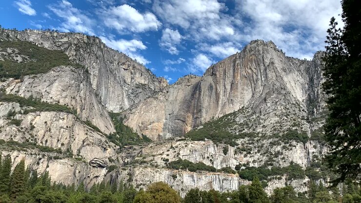 Vídeo HD em timelapse de nuvens em movimento rápido varrendo as montanhas intemporais do Parque Nacional de Yosemite na Califórnia.