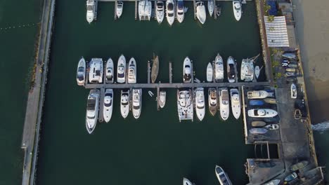 Drohnenvideo-Einer-Marina-Mit-Vielen-Geparkten-Booten