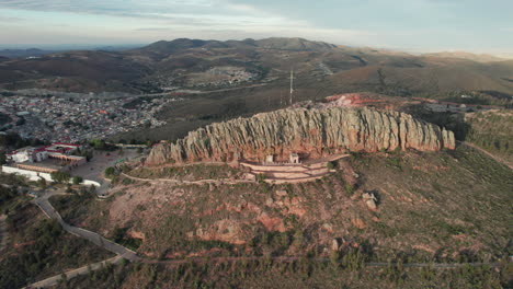 las imágenes aéreas del dron capturan el majestuoso cerro de la bufa en zacatecas, revelando su impresionante paisaje a medida que el dron se retira.