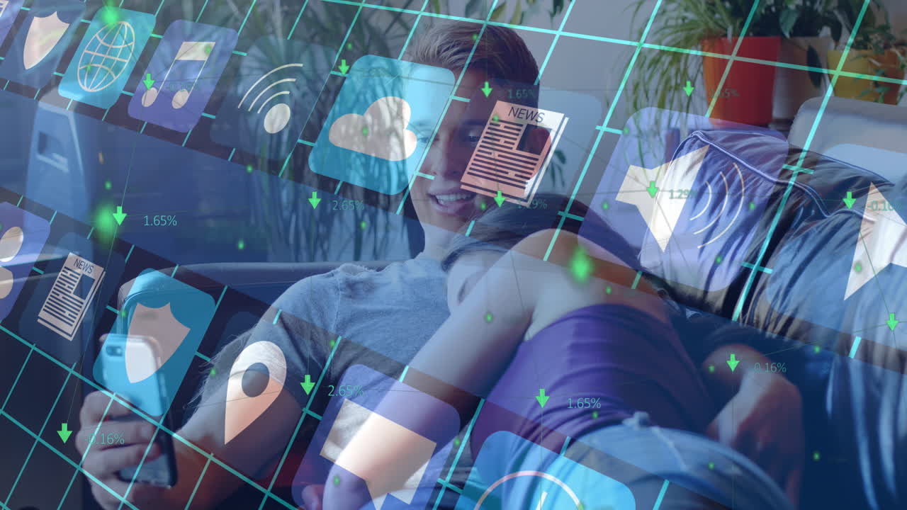 animación de iconos de los medios sobre una pareja caucásica que usa un teléfono inteligente