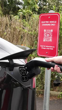 secuencia de carga de un coche tesla en una estación