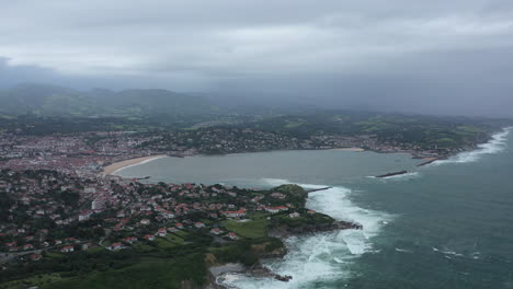 Große-Luftaufnahme-Der-Natürlichen-Sandbucht-Von-Saint-Jean-De-Luz-An-Stürmischen-Tagen