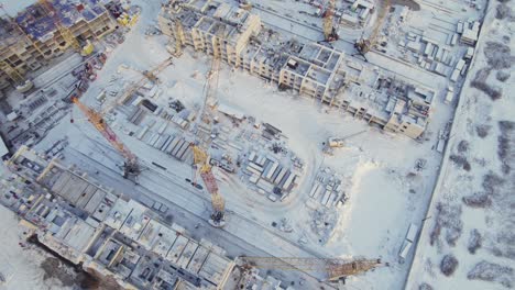 vista aérea de un sitio de construcción cubierto de nieve