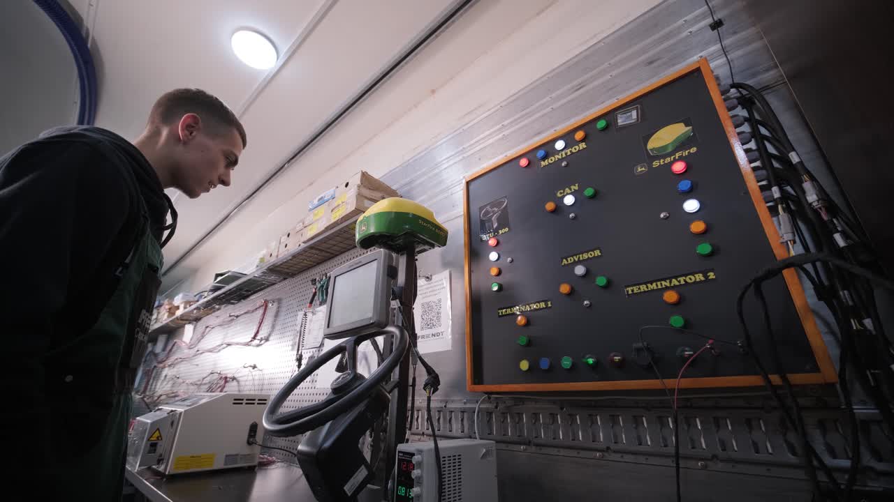 ensayo del piloto automático en un banco científico ensayo de piloto automático para maquinaria agrícola