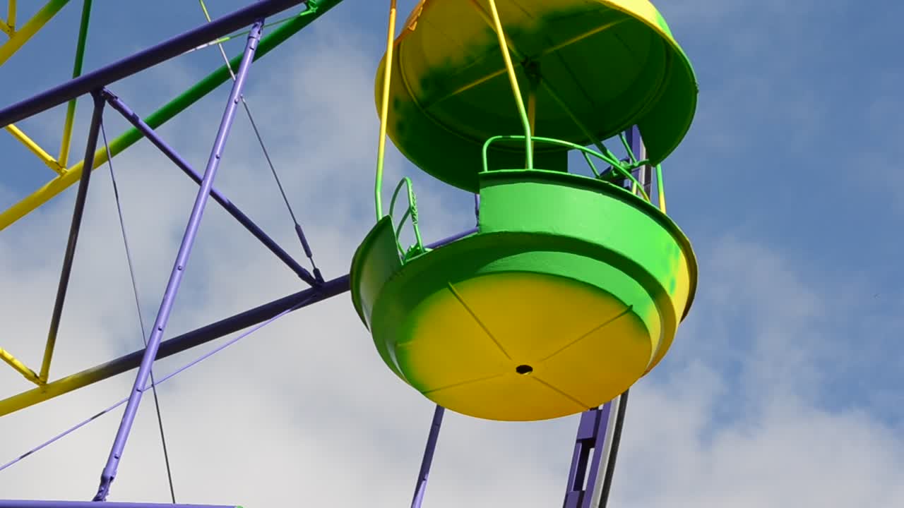Ruota panoramica con cabine multicolori in un parco divertimenti