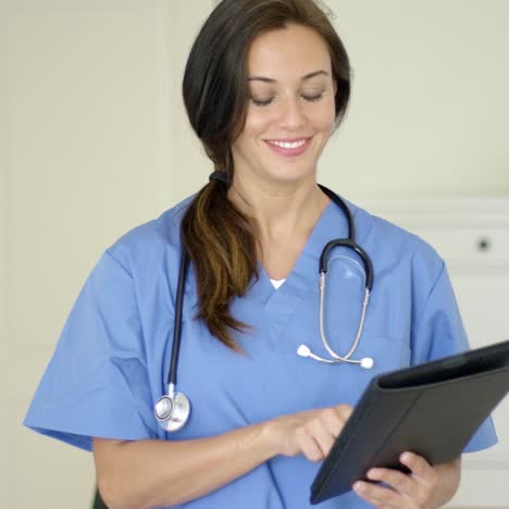 una joven y sonriente doctora sonríe a la cámara