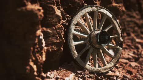 Rueda-De-Carreta-De-Madera-Antigua-Sobre-Rocas-De-Piedra