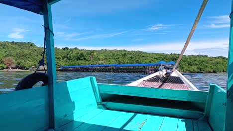 El-Barco-Tradicional-Navega-En-Las-Aguas-Del-Mar-En-La-Isla-Karampuang,-Sulawesi-Occidental,-Indonesia.