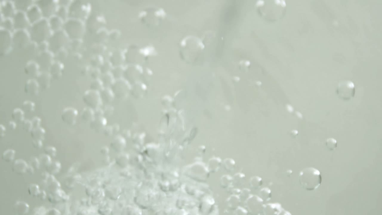 신선한 물을 부어주는 4k