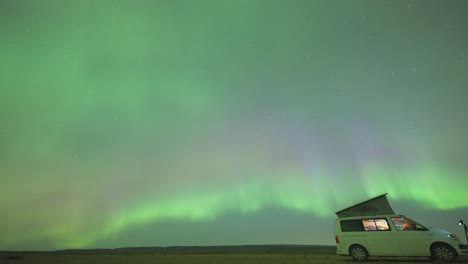 una espectacular danza de la aurora boreal en el oscuro cielo de invierno