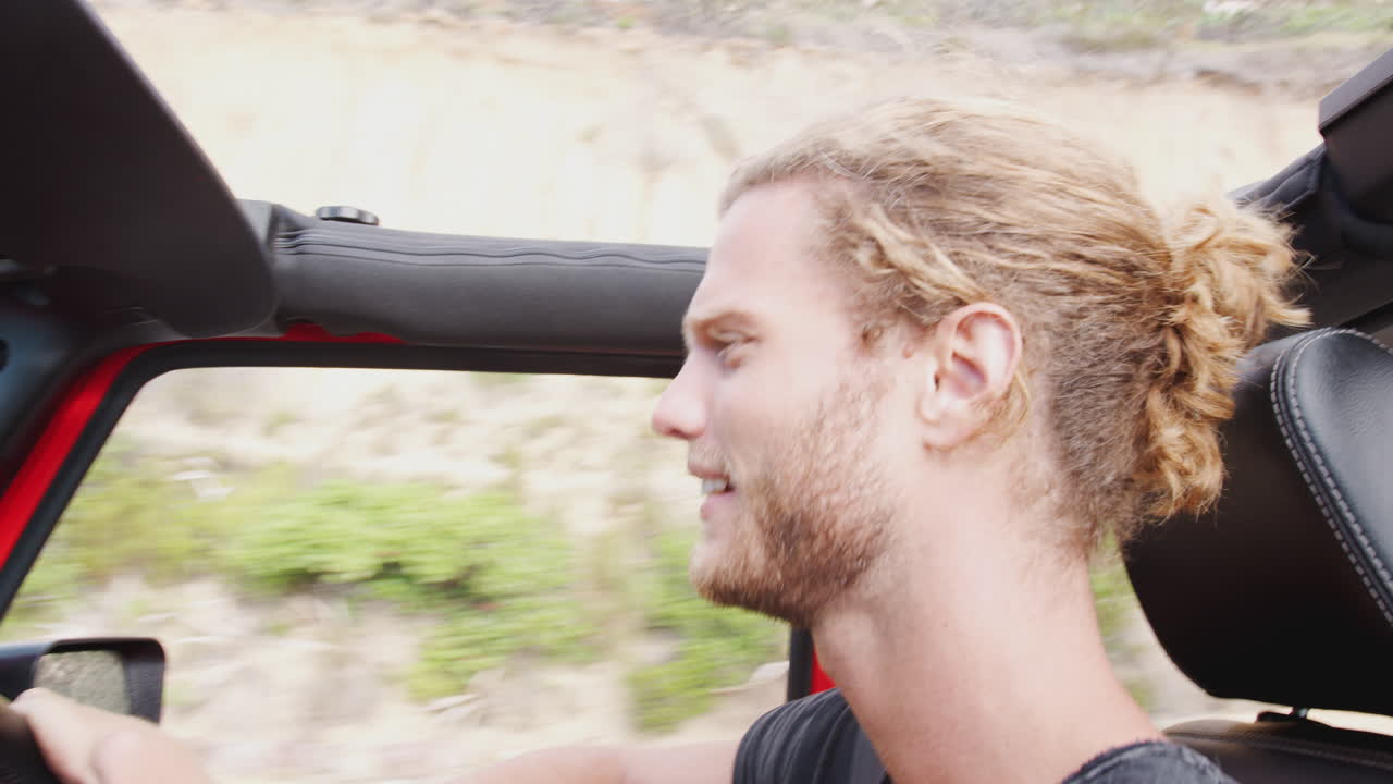 여름 휴가 에 오픈  렌터 자동차 를 운전 하는 젊은 친구 들 의 그룹