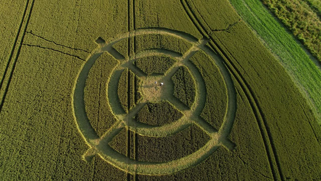 hackpen hill extraño patrón de círculo de cultivos en la agricultura de pasto rural pradera vista aérea birdseye tiro hacia atrás