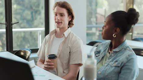compañeros de trabajo en conversación