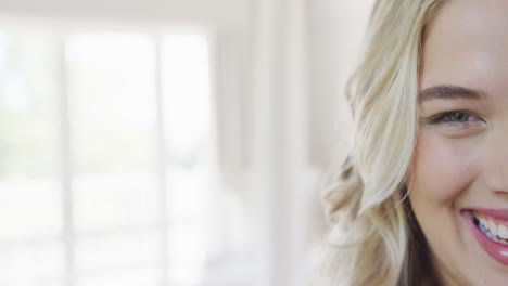 retrato de una feliz mujer caucásica de talla grande en casa en cámara lenta