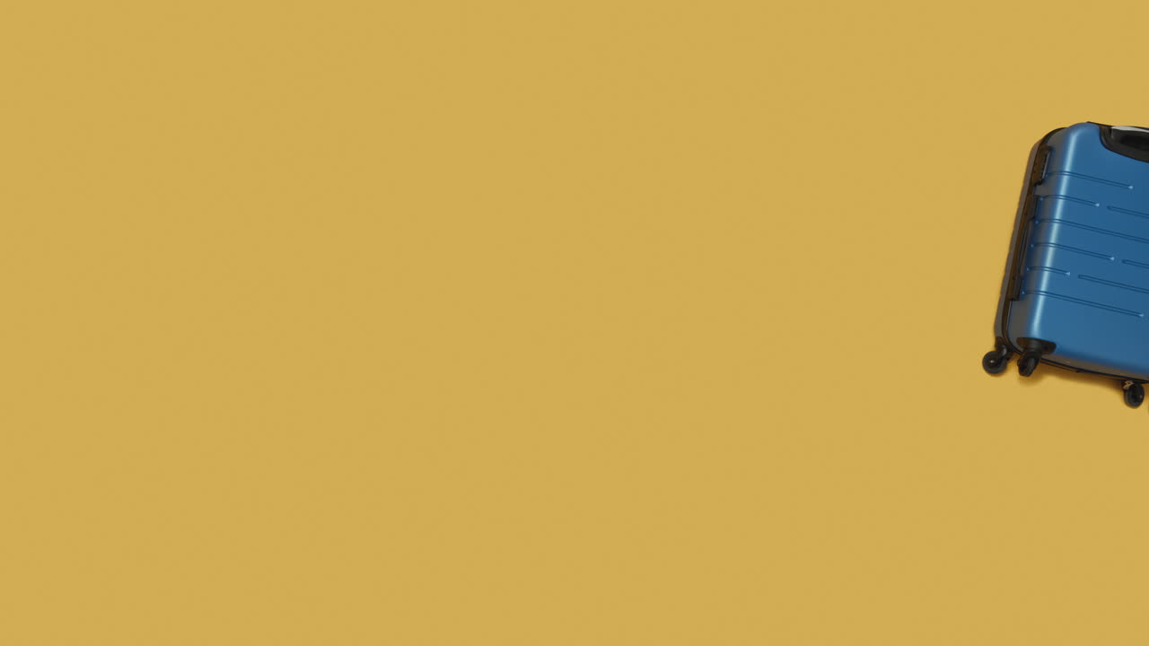 secuencia plana de una maleta de vacaciones rodeada de ropa y accesorios de vacaciones