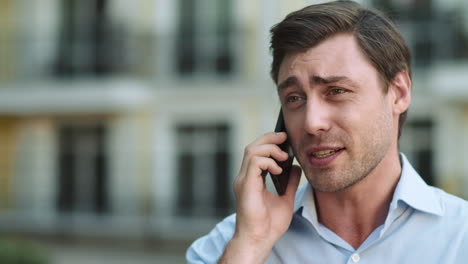 Retrato-De-Un-Hombre-Serio-Hablando-Por-Teléfono