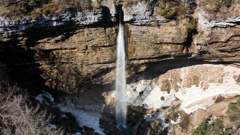 Cascada-Pericnik-Que-Fluye-Verticalmente-En-La-Montaña-Empinada-Del-Acantilado,-Parque-Nacional-Triglav